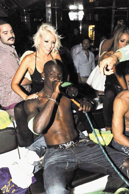 Balotelli es uno de los que más frecuenta los nightclub.
