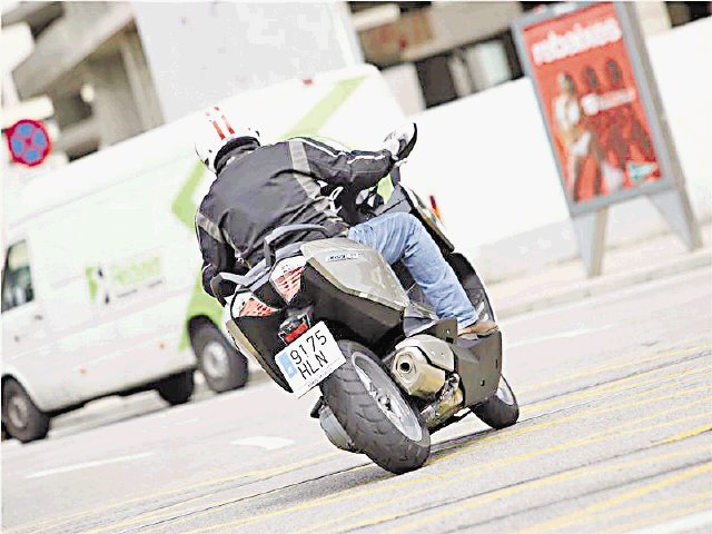  Elija muy bien su chaqueta de moto. Para reducir riesgos es fundamental una conducción intuitiva y tratar de anticipar las maniobras de otros, así como un buen equipo de protección.