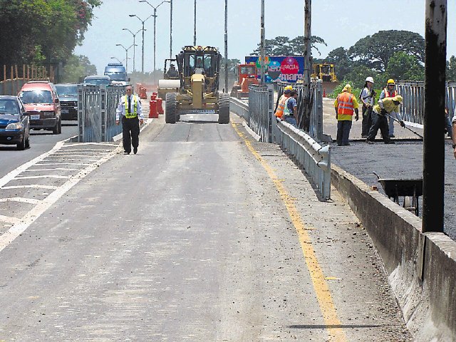 Reabren paso por la autopista General Cañas. Labores ayer en la autopista General Cañas. Conavi terminó un día antes. wa-chong.