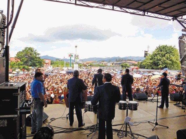  Ticos bailan al ritmo de la “boa”. Perfume de Gardenia y Yolanda levantaron la algarabía de los asistentes ayer en el concierto al aire libre. Herlen Gutiérrez.