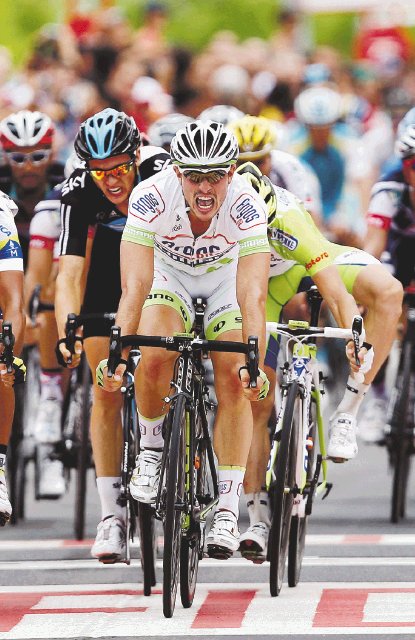 Degenkolb firmó el sprint en la Vuelta a España. John Degenkolb cerró fuerte y con velocidad y a metros de la meta se llevó el triunfo en la segunda etapa en la Vuelta a España.AFP.
