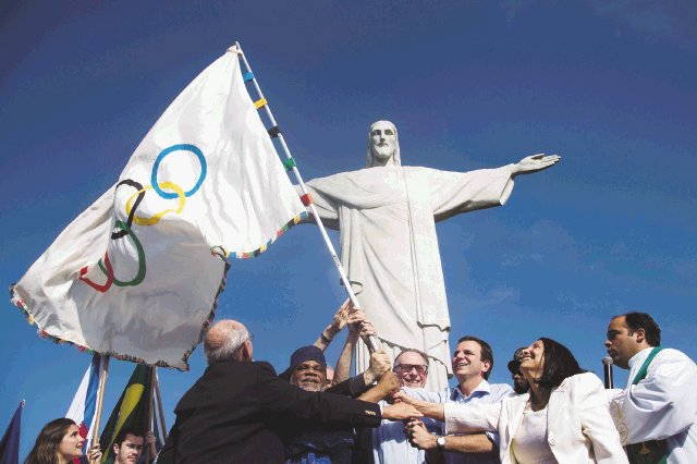 La bandera olímpica ya está en Río de Janeiro. Cristo Redentor fue testigo de la llegada del estandarte.AP.