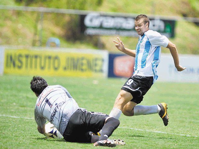 Universitarios triunfaron 2-0 ante un calculador Orión FC. “Leo” Madrigal sentenció el juego tras anotar el segundo tanto universitario. Marcela Bertozzi.