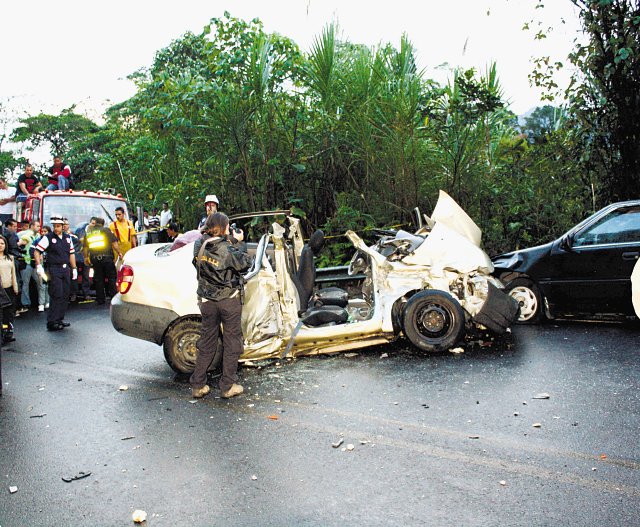 Mueren dos en choque frontal Vehículo liviano contra autobús en la ruta San José -Limón