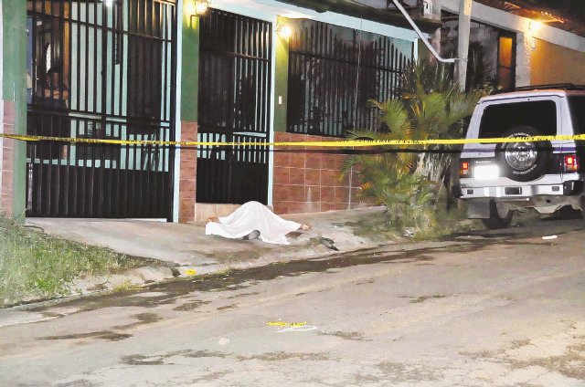  Asesinan a expolicía para robarle celular. El cadáver del coronel José Arturo Arias Barrantes, de 59 años, quedó en la acera mientras llegaban el juez y los agentes del Organismo de Investigación Judicial (OIJ). Francisco Barrantes.