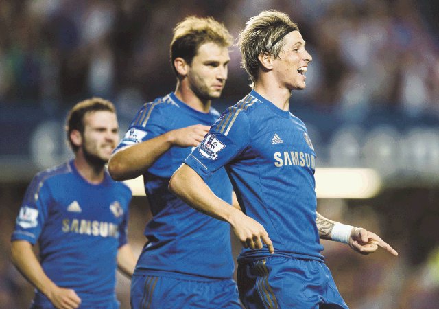  Chelsea remó contra corriente. Fernando el “Niño” Torres (al frente), encaminó la victoria de los “Blues”, que marchan líderes en la Premier League.AFP.