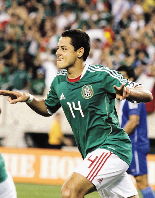 México convocó legionarios ante Costa Rica. “Chicharito” es parte del plantel azteca que enfrentará a Costa Rica en eliminatorias. ARCHIVO.