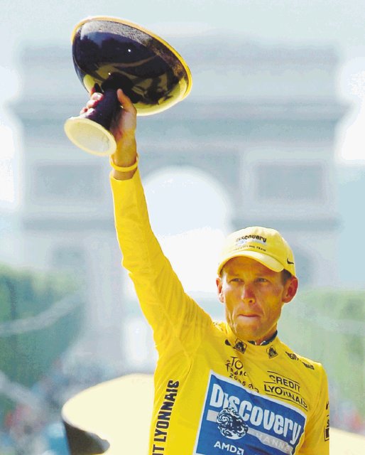  Quitan títulos del Tour a Lance Armstrong. El ciclista estadounidense celebró en siete oportunidades en París.AP.