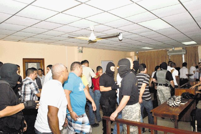  Ambición lleva a policías a cambiarse hacia bando narco Siete oficiales fueron condenados el 12 de junio pasado en Puntarenas