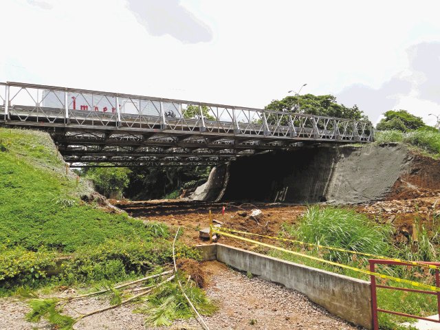  Trabajos en el hundimiento avanzan según cronograma. Los muros anclados se aprecian debajo del puente.H. Gutiérrez.