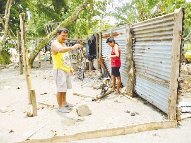  Afectados por marea en Pavón piden ayuda. Un zapato y unas prendas en lo que fue su casa.Freddy Parrales.