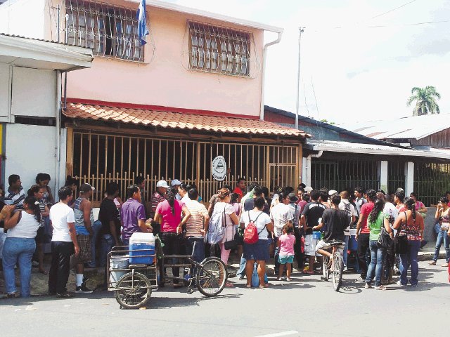 Largas filas para ponerse al día. En Liberia.Carlos Vargas.