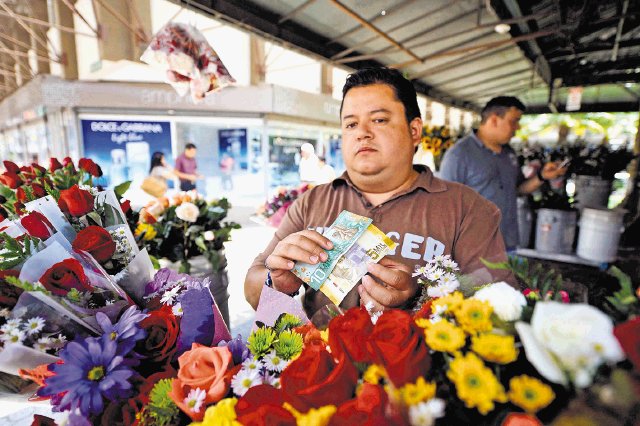  Optimismo por llegada de billetes. Francisco Umaña, dueño de floristería La Central, recibió ayer temprano dos billetes. M. Aguilera.