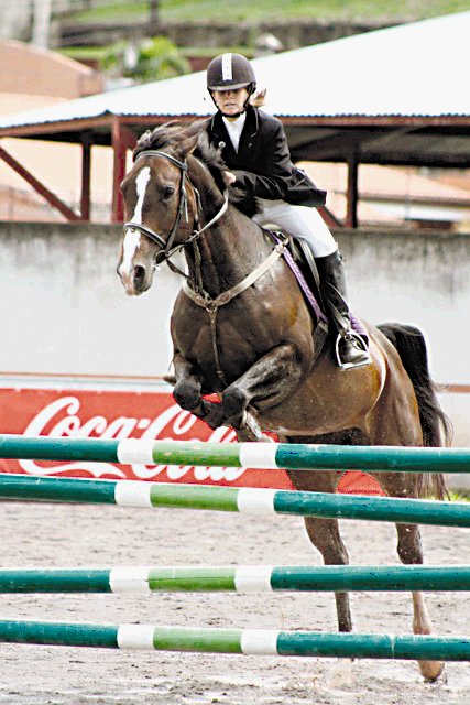 Resumen deportivo del fin de semana. Mkenzie Kramer destacó en el Centro Ecuestre del Sol.Rafael Murillo.