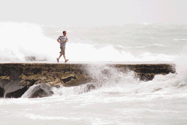 “Isaac” provoca daños en Florida. Tormenta se enrumba al Golfo de México. AP.