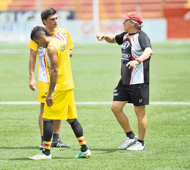  Florenses a ciegas a Panamá. Los florenses toman como referencia lo que es la costumbre de los panameños, que basan su juego mucho en lo físico.Manuel Vega.