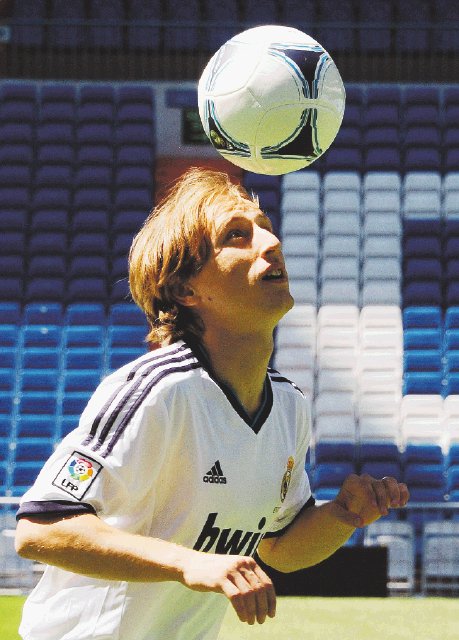  “Es un honor y un orgullo”. “Llegué al mejor club del mundo”, dijo Modric ayer en el Santiago Bernabéu, donde entrenó con el Real. AFP.