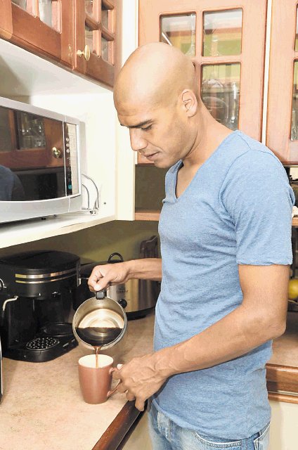  El cafetero de la “Cueva”. También toma café en el descanso de los partidos.Manuel Vega.