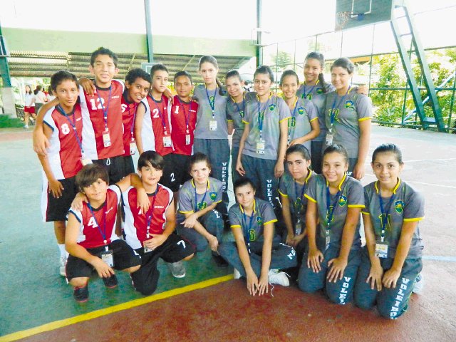  No cedieron nada. Sagrado Corazón de Jesús (rojos) están en el tercer lugar y las muchachas de Valle Azul en el segundo puesto. Greivin Romero.