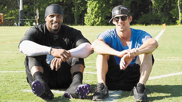  Phelps visitó a los Ravens. Phelps (derecha) posó con su buen amigo Ray Lewis, estrella del fútbol americano. La foto la subió en Twitter.