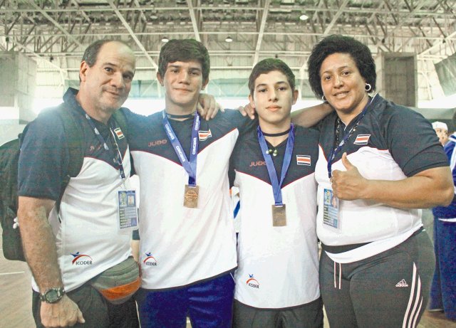  Judo tuvo un cierre de oro. Luis Quirós y Julián Sancho (centro) ganaron el oro en el evento de katas. Aquí con Andrés Sancho y Kenia Rodríguez.F. solís.