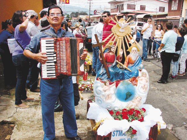  Júbilo en calles por la fiesta de San Ramón. Música, flores y fe ayer en las calles ramonenses. Daniel Vásquez.