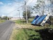  País azotado por viento. El viento provocó la caída de la parada de buses. Julio Segura.