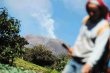  Reubicarán a dos familias cercanas al Turrialba. Las actividades agrícolas en las fincas cercanas al volcán se mantienen con normalidad. Albert marín.