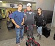  Carolina dice estar al 100%. Carolina Arias junto con Christian Flores y Ezequiel Obando. Ayer las 4 a.m. en el aeropuerto Juan Santamaría. Carlos Borbón.