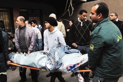  Culpan a política de la masacre Dos jugadores se retiran por muerte de 74 personas en Egipto