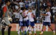 Uruguayos caen ante Libertad de Paraguay. Los jugadores del Nacional de Uruguay celebran su gol en el encuentro. AFP.