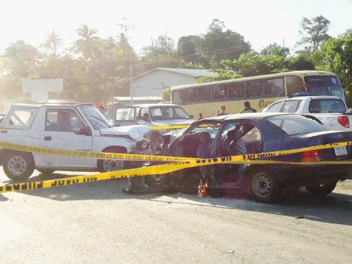  Muerto y cuatro heridos al salir de su trabajo Aparatoso choque al amanecer en Moín, Limón