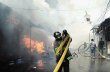 Se incendian tres mercados hondureños. Un bombero en el mercado de una calle en Tegucigalpa.AP.