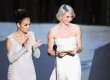  Más allá de los premios Oscar. Jennifer López fue una de las mejores vestidas pero también dio de qué hablar por mostrar de más.FOTO AFP.