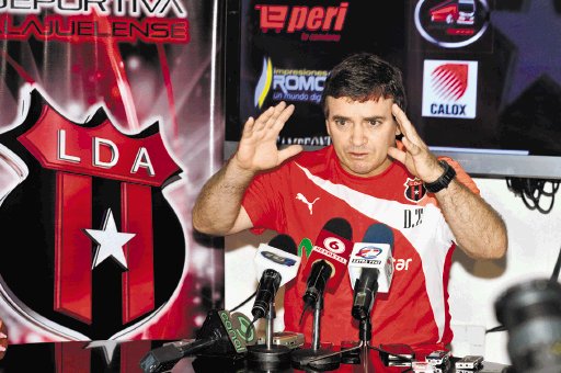 Óscar Ramírez: “No estoy renunciando” El “Machillo” les habló fuerte a los jugadores en San Carlos. Cree que bajaron los brazos y ese no es su estilo