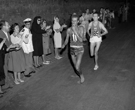  La leyenda de pies descalzos. Bikila ganó descalzo la maratón de 1960. 