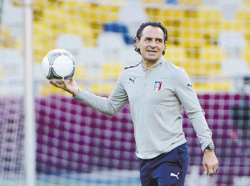  Revolucionó a Italia. La figura de Cesare Prandelli comienza a dar de qué hablar en el mundo del fútbol gracias a emplear un fútbol vistoso.AFP.