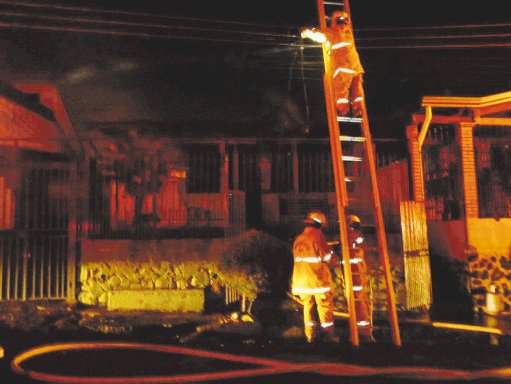  Casa en Grecia arde en llamas. Incendio por aparente fumador dentro de la casa. Alejandra Bogantes.