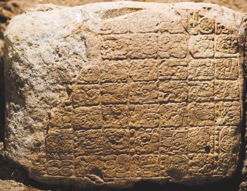 Piedra desvela fin de civilización. La piedra contiene el texto maya más largo hasta ahora descubierto en tierras chapinas. EFE.