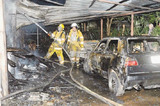  Incendio consume vivienda y dos vehículos. Inspectores investigan qué causó el fuego. Jorge Umaña.