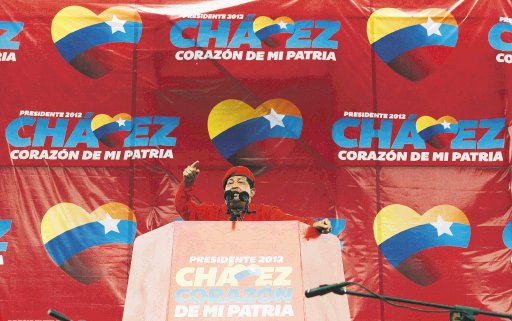  Chavéz va por la tercera reelección. Hoy se dirigió a su pueblo en Caracas. AFP.