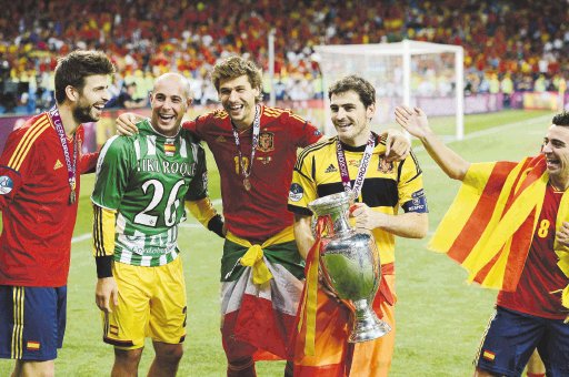 Imágenes del campeón. Piqué, Reina, Llorente, Casillas, Xavi y la copa en manos del capitán. España hace historia en el fútbol. EFE.