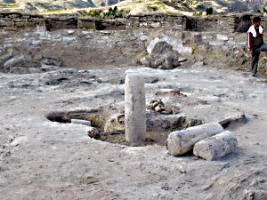Hallan reloj solar prehispánico en Perú. Se encontró un pedestal circular con una piedra tubular. Internet.