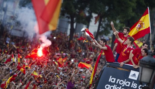 Los futbolistas de la “Roja” recibidos como héroes en España. Las calles de Madrid estaban repletas de seguidores. AFP.
