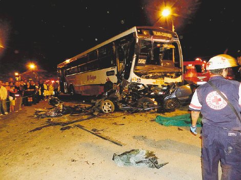  Fallece en colisión frontal contra autobús de El Tejar. Debido al accidente, la zona se llenó de curiosos en escasos minutos. Jorge Calderón.