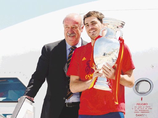  Locura en Madrid. AFP.Iker Casillas con el entrenador de “La Roja” Vicente del Bosque. AFP.
