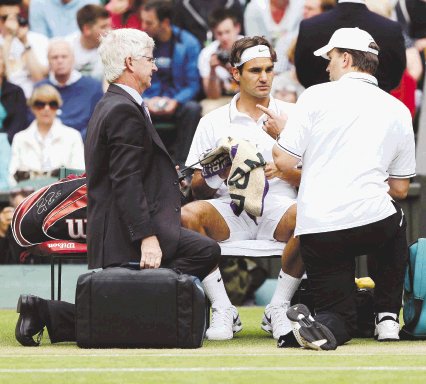  Espalda asusta a Roger. Espera recuperarse para mañana. Siga Wimbledon a partir de las 6 a.m. por ESPN.EFE