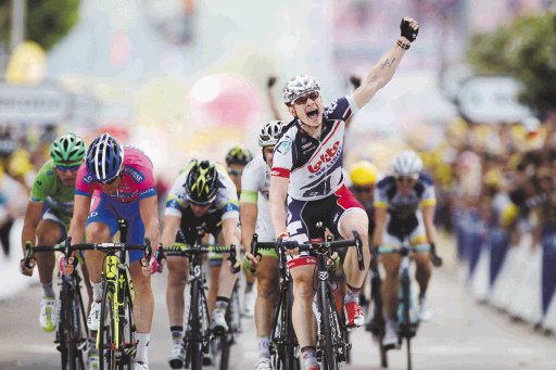  Greipel le metió pierna. El pedalista teutón André Greipel levanta su brazo en señal de victoria, su segunda en un Tour de Francia.AP.