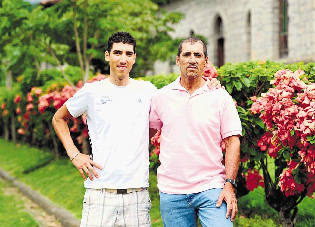 Va con la Virgencita. Paolo y su padre y entrenador Rodrigo MontoyaMeylin Aguilera