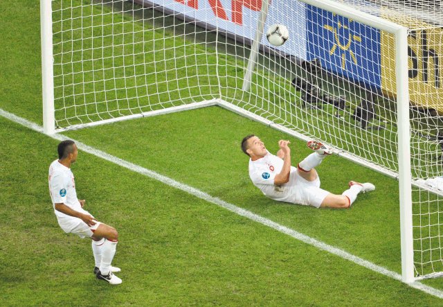  Cámaras y chip dirán si la pelota entró o no. Terry sacó una pelota de adentro en la Eurocopa 2012.Archivo.